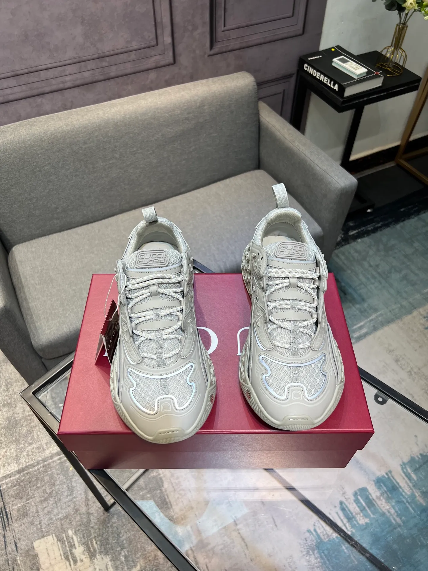Men's Men's Shoes 💰900 Gucci Gucci 2.0 Sports Shoes Couple's Style Retro Casual Shoes Running Shoes Original Purchase, Development, Production Gucci 2.0 Sports Shoes reinterpret the brand's iconic striped webbing elements. This sneaker reinterprets the iconic details, using thick EVA soles with a smart silhouette, bringing a stable and comfortable wearing experience. Exquisite packaging at the delivery counter. Fabric: original imported cowhide + technical fabrics. Lining: original imported breathable mesh. Sole: original molded ultra-light foam rubber. Bottom thickness: 4CM. Size: 35-40 for women / 39-45 for men.